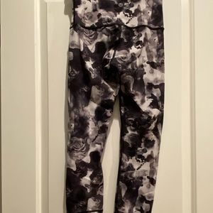 Lululemon 7/8 crop legging in rose print